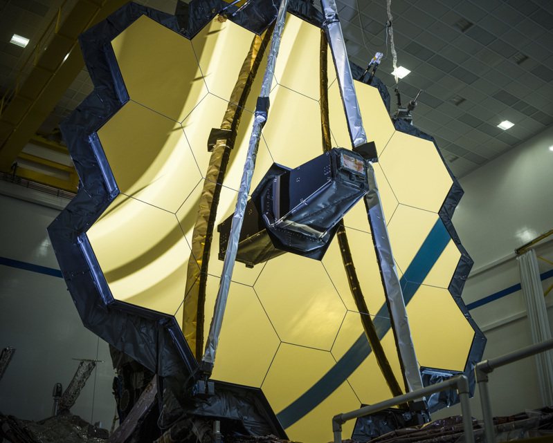 韋伯太空望遠鏡的主鏡由十八面鏡片組成。圖／美聯社