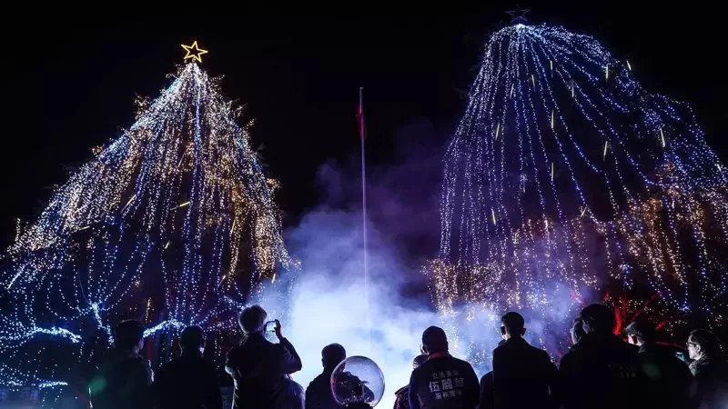 梨山賓館前二棵高28公尺的雪松披上繽紛LED燈泡，化身全台最高耶誕樹，氣勢磅礡。...