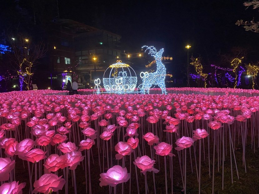 溫泉勝地谷關地區，谷關溫泉公園今年加入千朵LED玫瑰花燈海與南瓜馬車，讓夜晚的溫...