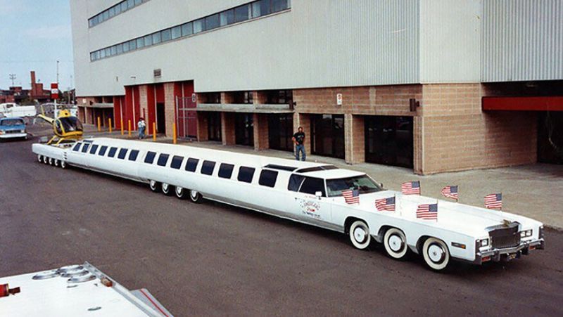 世界最長禮賓車「美國夢」可載70位乘客，全長約30.5公尺，配有26個輪胎。 圖擷自Twitter@the_real_hard