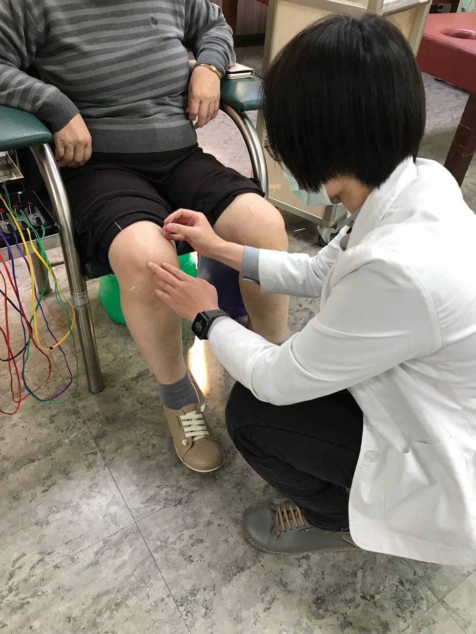 不少上了年紀的人有退化性膝關節炎。圖／台南市立醫院提供