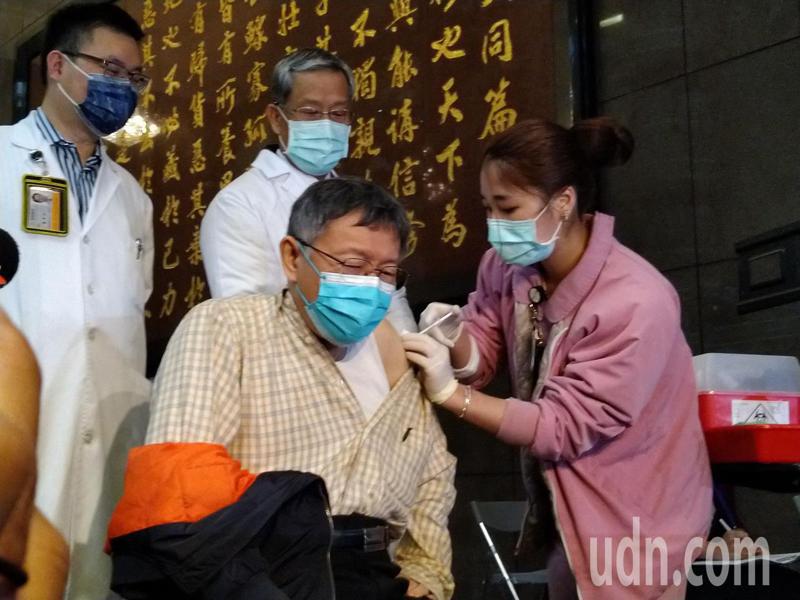 台北巿長柯文哲今打第三劑BNT疫苗，面露「好痛」表情。記者林麗玉／攝影