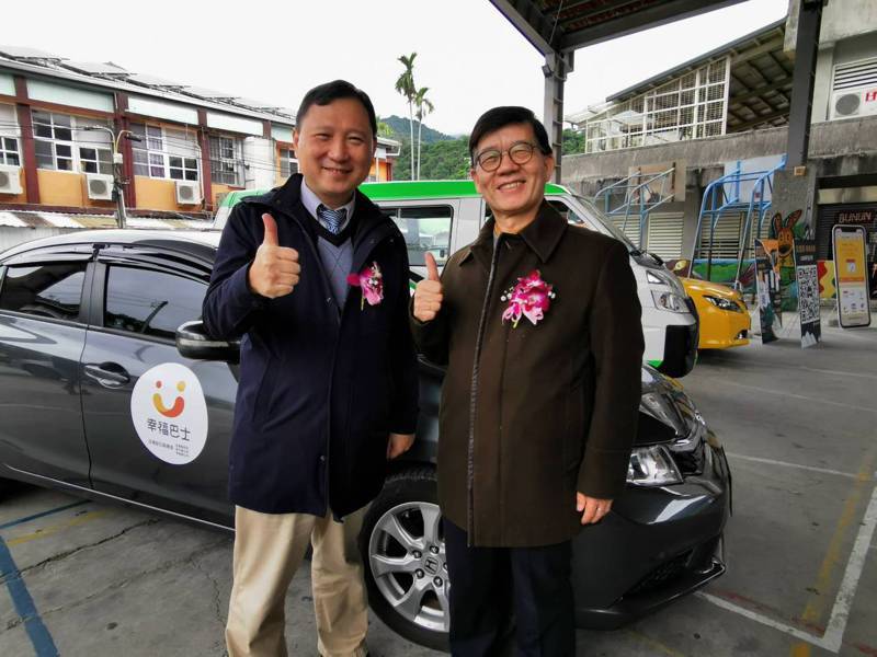 公路總局副局長黃運貴（右）、台東縣副縣長王志輝參加「幸福巴士2.0 加強版」啟用典禮。記者卜敏正／攝影