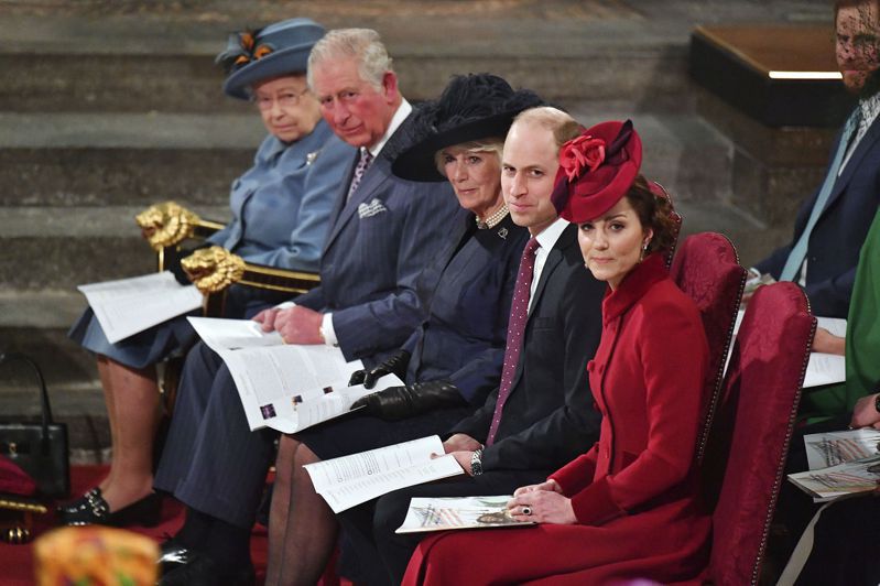 2020年3月9日，英國女王伊麗莎白二世（左起）、王儲查理王子、卡蜜拉、威廉王子和凱特在倫敦西敏寺出席英聯邦日慶典。（美聯社）