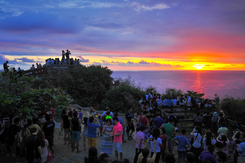屏東恆春關山夕陽美景被CNN評為世界級12大賞落日景點之一，每年都吸引許多遊客前來。圖／恆春鎮公所提供