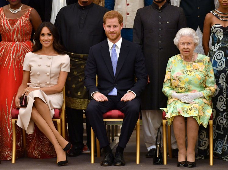 伊莉莎白二世女王（右起）對於孫子哈利、孫媳梅根也無力管控。（路透資料照片）