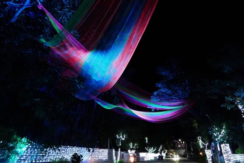杭州街至藝文中心上空也設置五顏六色的大面漁網，夜晚燈光投射漁網猶如走入目眩神迷的...