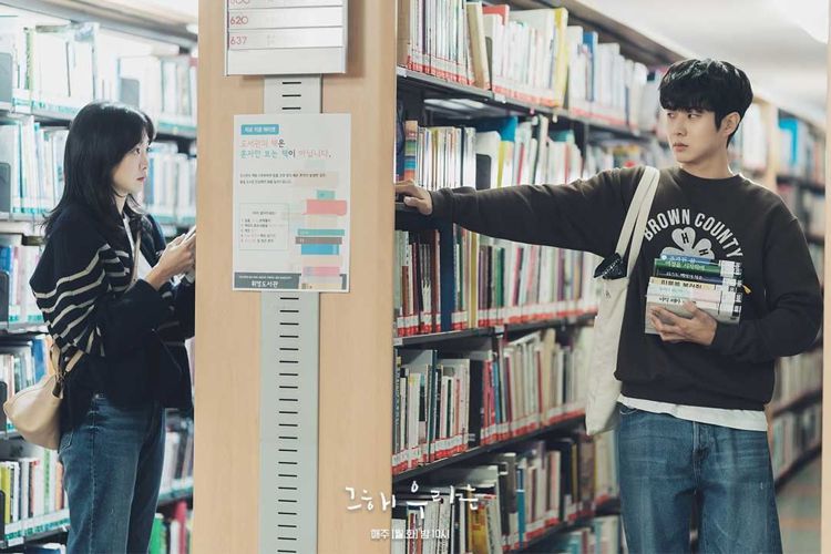 金多美在《那年，我們的夏天》之中於圖書館偶遇崔宇植，身穿韓國品牌SYSTEM的針...
