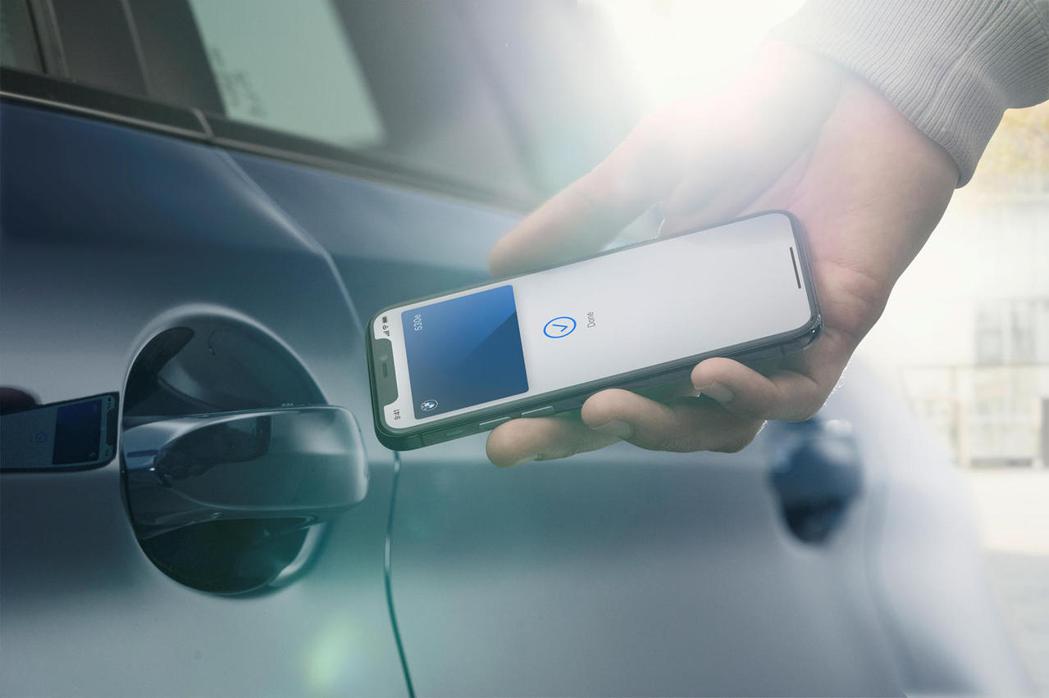 未來可能改用手機就能完成車輛開門解鎖功能。 摘自CarBuzz.com