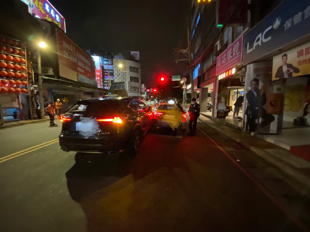 藝人宋少卿今天凌晨在板橋，涉嫌酒駕追撞停等紅燈的計程車，因酒測值0.95毫克，警...