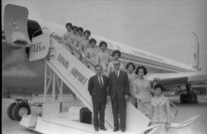 民國58年12月29日，剛過十歲生日的華航，迎來第一架波音707長程客機，董事長徐煥昇（前右）、總經理周一塵（前左）與空服員合影。圖／聯合報系資料照片
