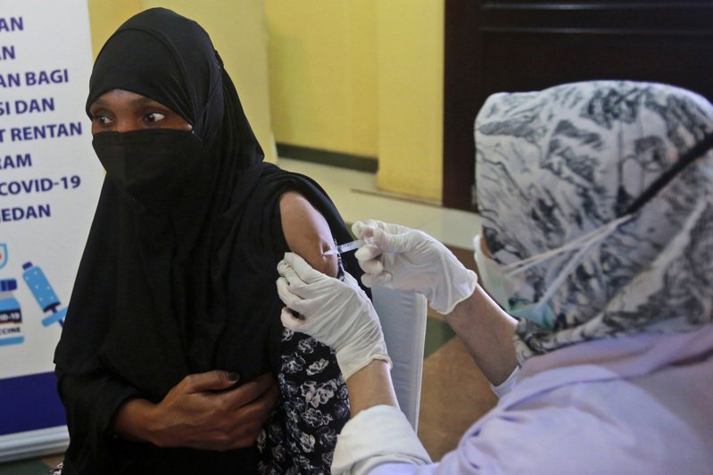 印尼官员今天说，Omicron变种病毒的感染已经在社区出现。图为民众施打疫苗画面。 美联社(photo:UDN)