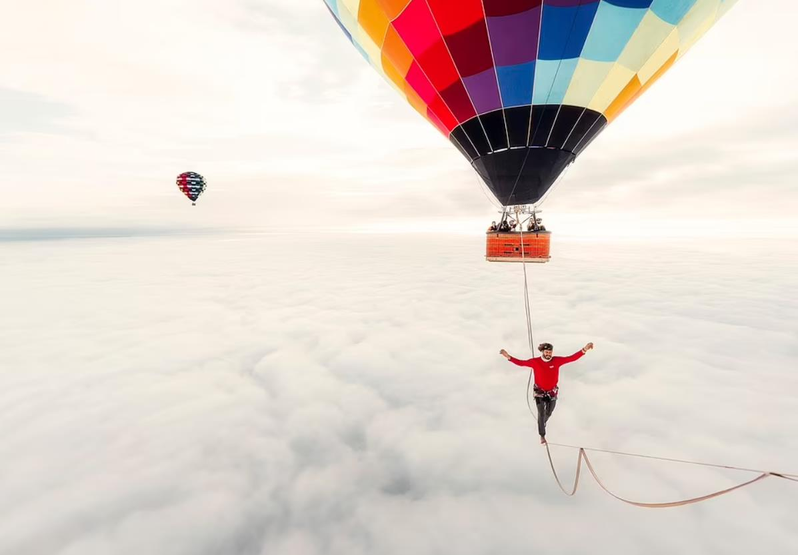巴西一名极限运动家选择在离地面超过一英里（约1.6公里）的两个热气球之间「走钢索」，打破世界纪录。GO Visuals(photo:UDN)