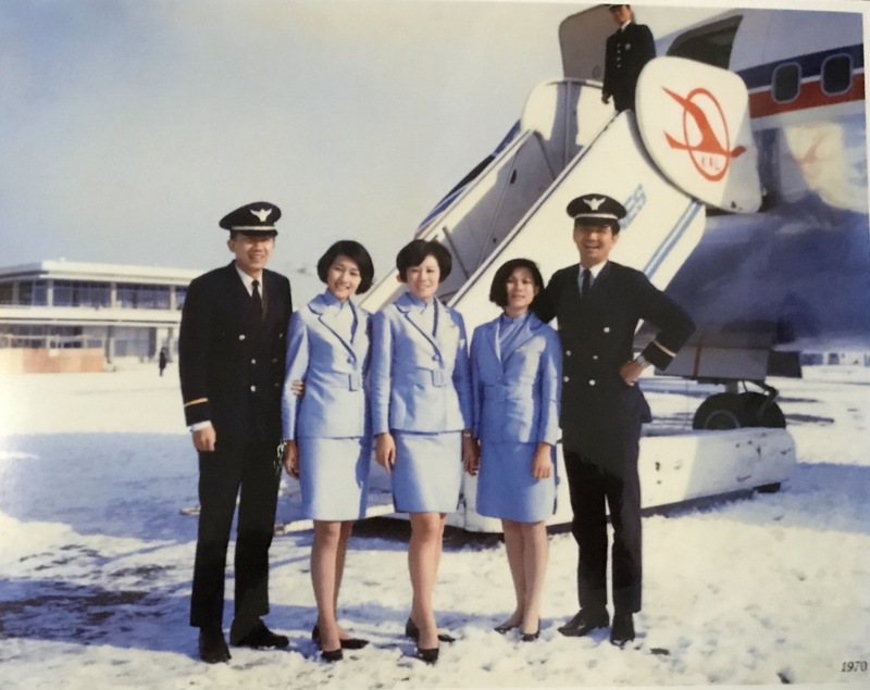 華航727空服組員在漢城金浦機場，左起張鐘、倪維霙、徐煦、羅正文、熊光蓉。圖/張鐘提供