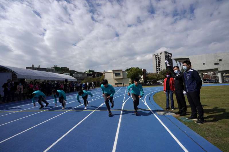 新竹市政府投入2207萬元改造育賢國中，將操場移建至校園中央，並換裝海藍色跑道，與天空相呼應。圖／市府提供