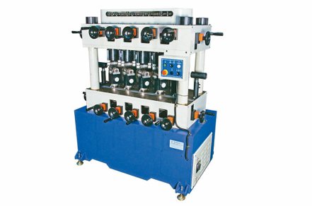 駿凱機械公司專業製造CK-230鋼管矯直機。
駿凱機械／提供
