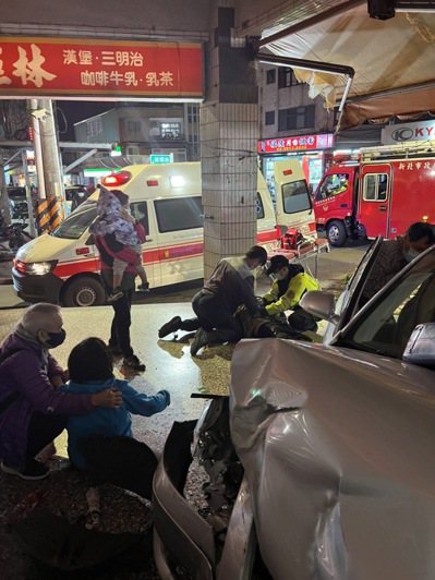 救護人員趕至現場，為劉姓婦人急救，老翁妻子抱著孫子站在一旁關切（圖中）。記者翁至成／翻攝