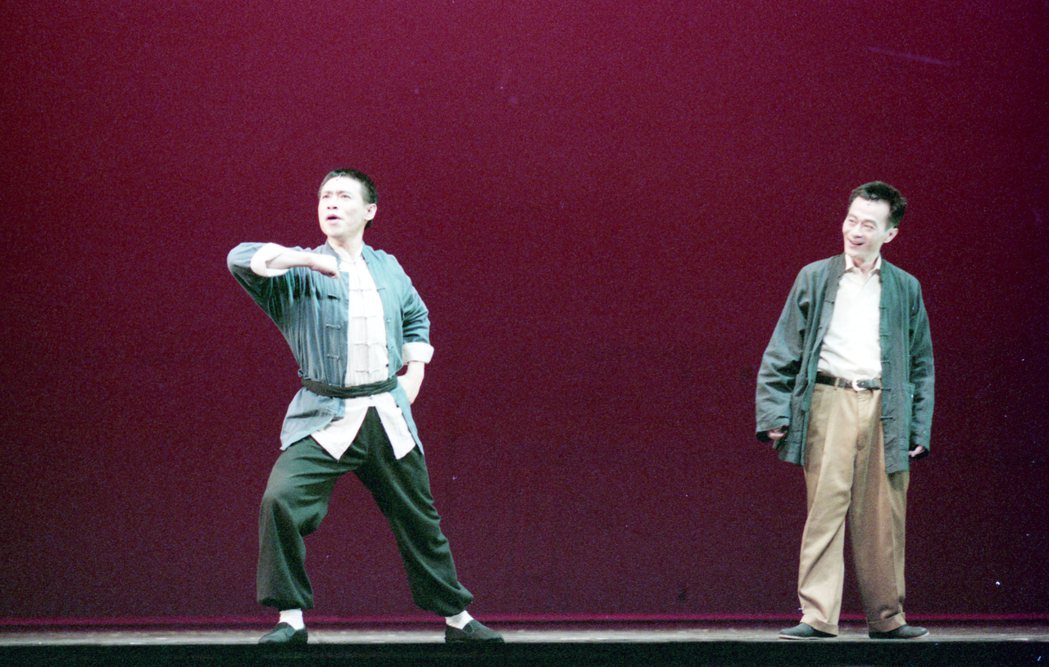 朱陸豪（左）演出屏風表演班的《京戲啟示錄》。圖／聯合報資料照