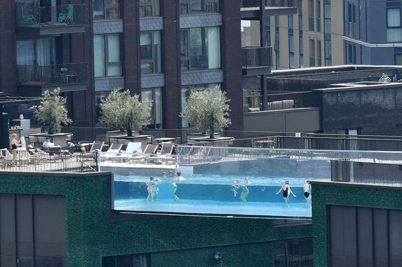 豪宅住戶年繳610萬元維持空中泳池溫度。法新社