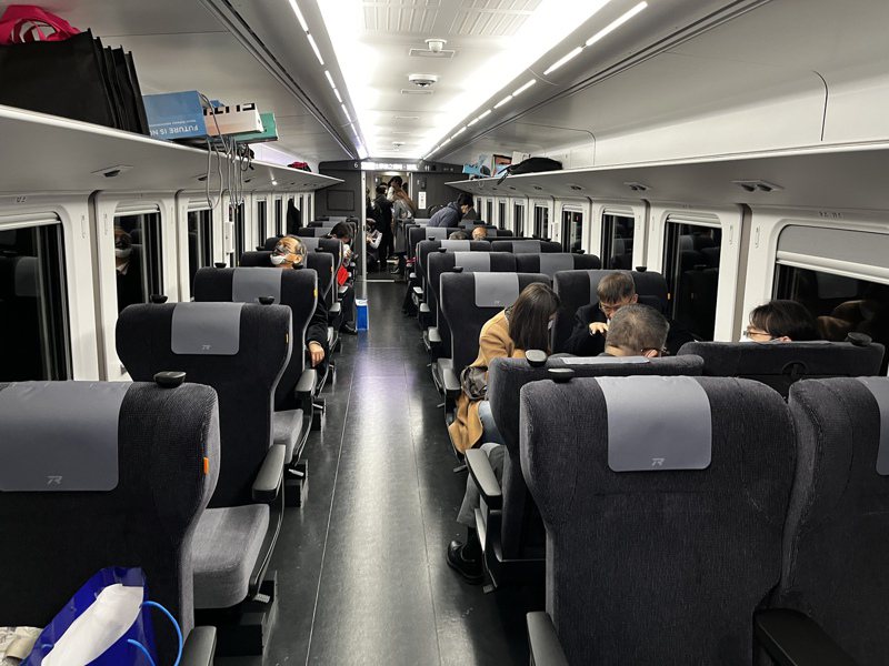 台鐵商務車廂「騰雲座艙」共30個座位，座位較寬敞也舒適。記者楊竣傑／攝影