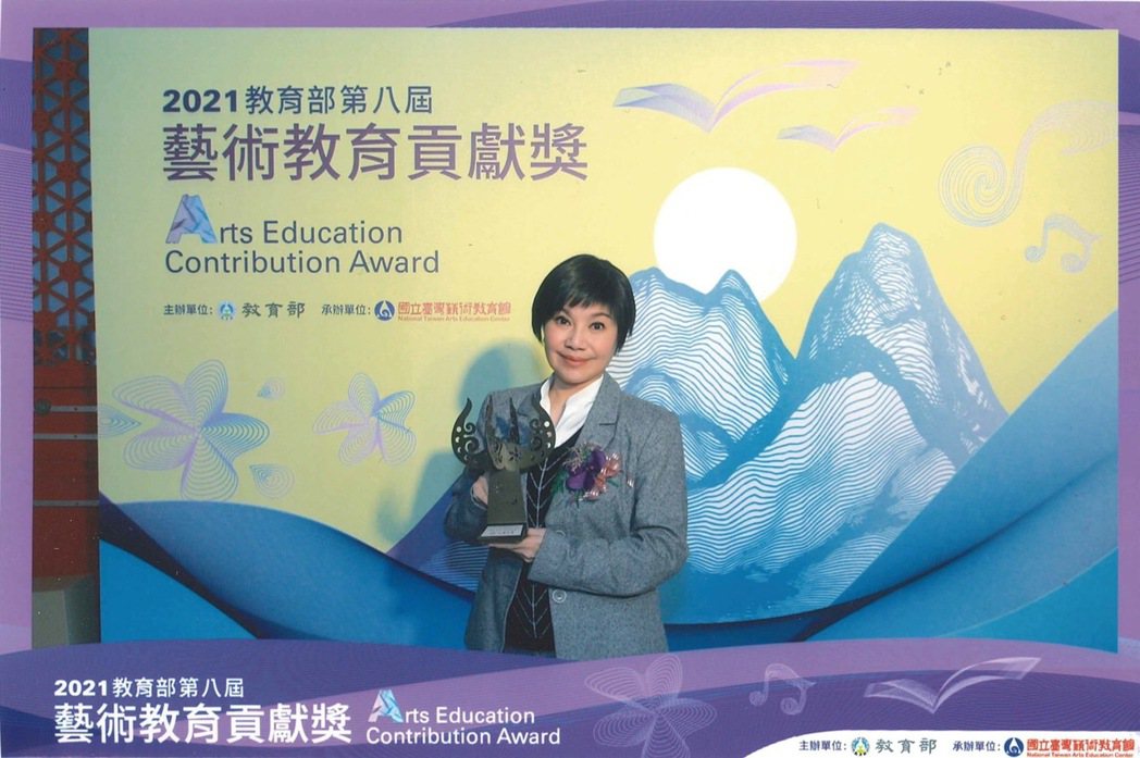 唐美雲日前獲教育部頒發藝術教育活動奉獻獎。圖／民視提供