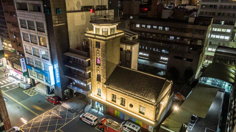 新竹市消防博物館高聳側塔樓別具特色，原先照明就足以展現建築特色，此次更加強建物側立面與屋頂輪廓，並融合既有立面照明，使建物整體感更優化。圖／新竹市政府提供