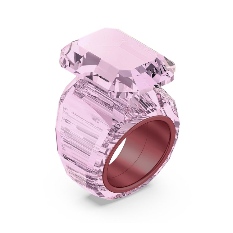 太妍配戴的施華洛世奇粉色Lucent Cocktail戒指，11,900元。圖／...