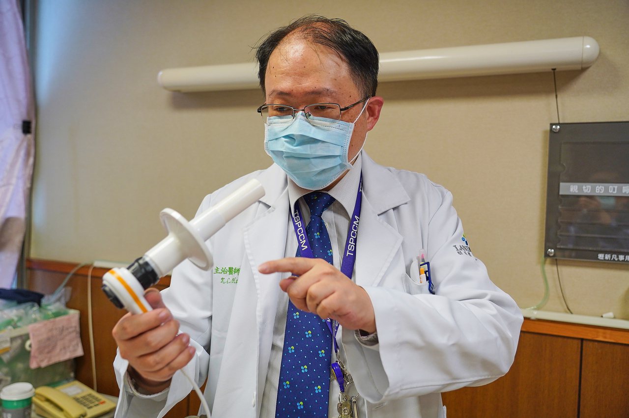 醫師謝國洲解說肺功能分析儀，以吹氣檢測氣喘。記者翁唯真／翻攝