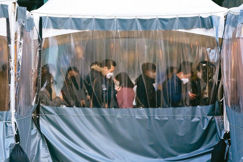 南韩首尔街头临时的新冠筛检站，民众排队接受筛检。（美联社）(photo:UDN)