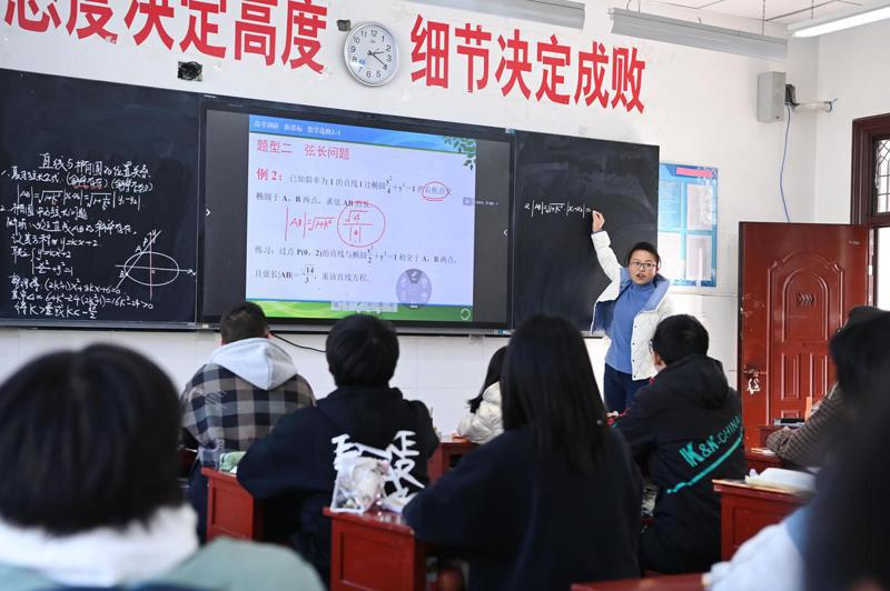 大陸有名女子獲得北京清華大學博士學位後，拒絕高薪工作選擇當一名中學教師，引起網上熱議。新華社