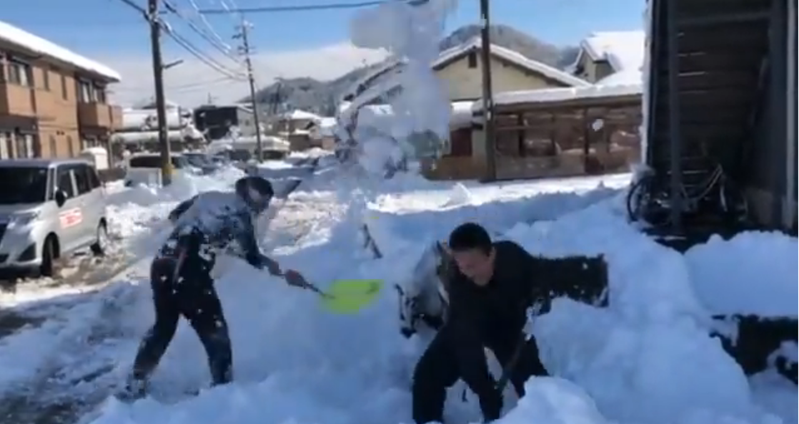 日本網友除雪時突然開始打雪仗，展現出親子的好感情。圖擷取自twitter