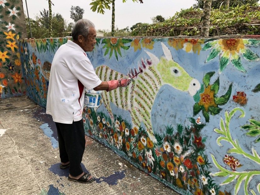 退休國小工友李振謙突發奇想把家裡的圍牆全部彩繪，他的巧手繪製下，斑馬活靈活現。 ...
