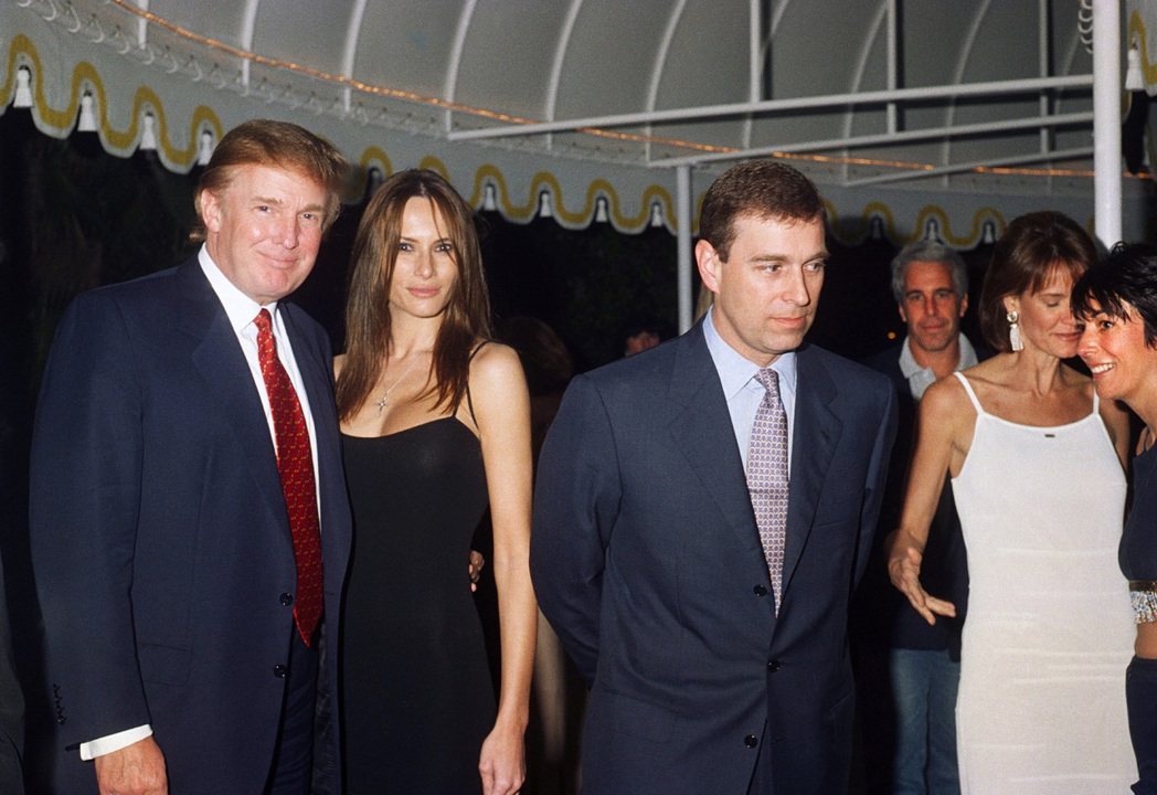 圖為2000年的一張派對合影，左為川普夫婦，中間的西裝男為安德魯王子，最右為麥斯...