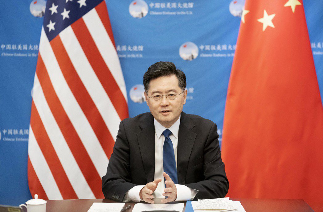 秦剛企圖營造中國被欺負的形象，嚴詞批評美國「處處打壓中國」。 圖／新華社
