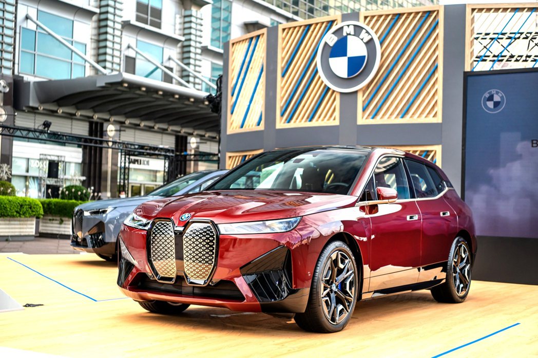 BMW iX採用第五代eDrvie科技與xDrive智慧型可變四輪傳動系統，iX...