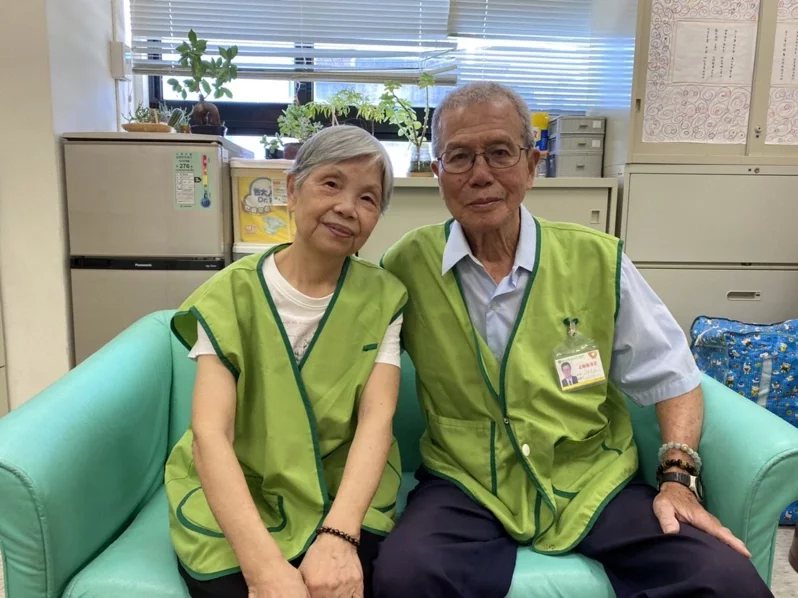 84歲陳吉田（右）與81歲妻子陳蕭錦雲擔任志工近20年，服務已超過5000小時。...