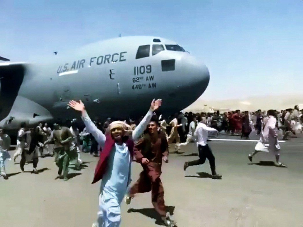 長達20年的阿富汗戰爭劃下錯愕句點。眾人不僅闖入喀布爾國際機場跑道與停機坪，癱瘓...