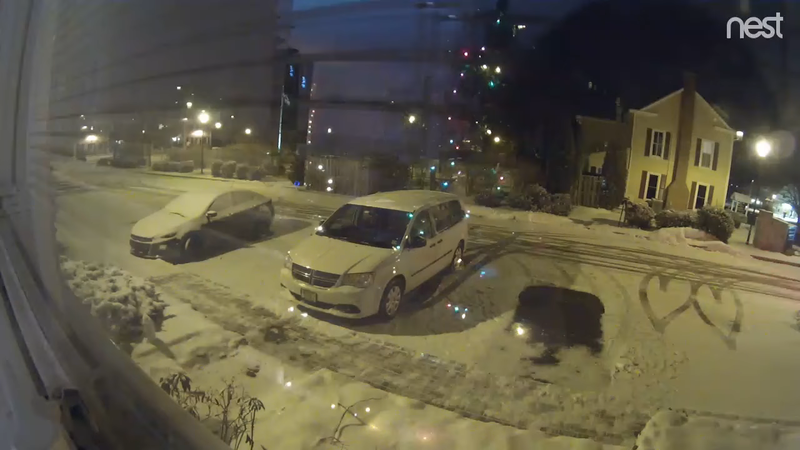 一位車主在進行迴轉時，無意間在雪地上畫出兩顆愛心。圖擷取自youtube