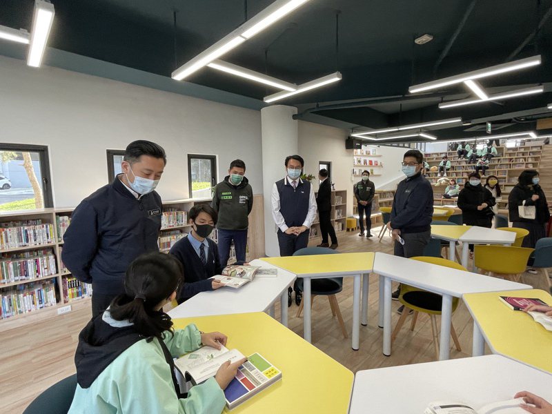 新竹市長林智堅等人今天參訪成德高中圖書館。記者張裕珍／攝影