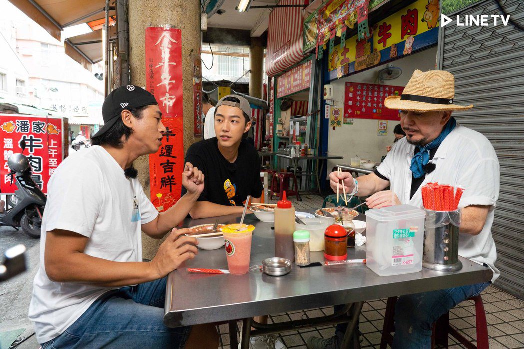 莊凱勛（左起）、蔡凡熙、黃秋生品嚐台南牛肉湯。圖／LINE TV提供