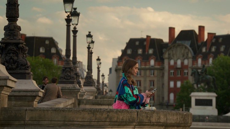 Christian Louboutin 2022春夏新款的Marie Jane Bucket Fringes粉色薄紗蕾絲手袋，甜美浪漫。圖／Netflix提供