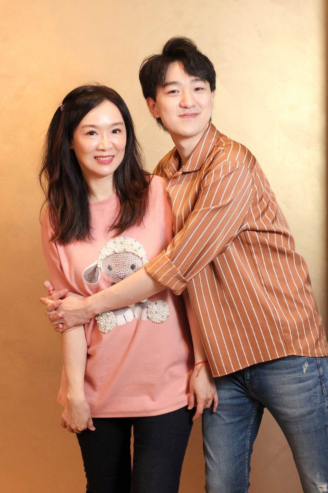 徐薇(左)兒子江大成是台大畢業的高材生。記者李政龍／攝影