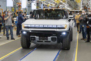 GM首批Hummer EV下線！　千匹動力純電悍馬開始交車