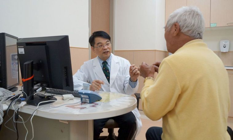 台南市立安南醫院副院長許秉毅（左）指出，人體的基礎代謝率並不會受季節影響，所以冬...