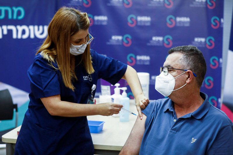以色列民众在一处施打站，接种第四剂新冠疫苗。路透(photo:UDN)