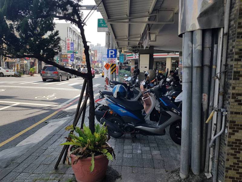 台南市區人行道常見擺放盆栽或機車違停，導致行人難以通行。記者鄭維真／攝影