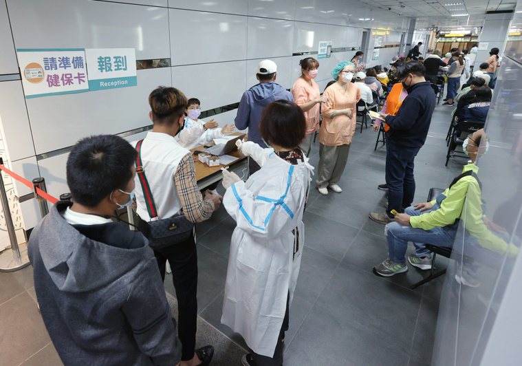 台北車站疫苗施打站最後一天，不少民眾把握機會進行施打。本報資料照片