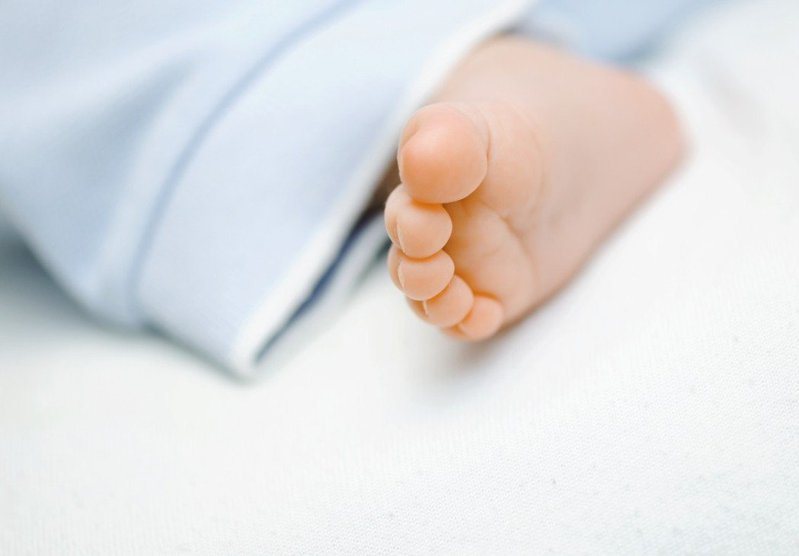 睡眠中的父母對於嬰兒的「無影腳」毫無防備，有可能因此而受傷。示意圖／Ingimage