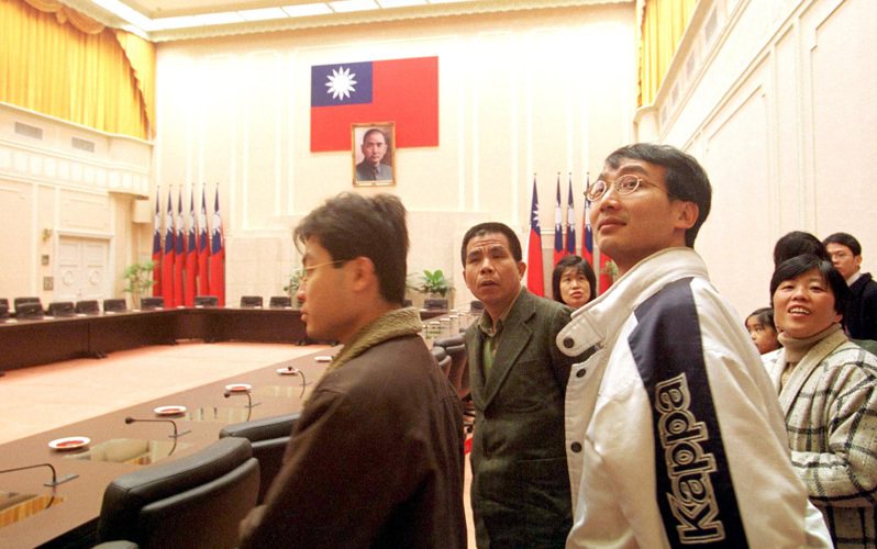 2003年1月1日，民眾參觀行政院大會議室。圖／聯合報系資料照片