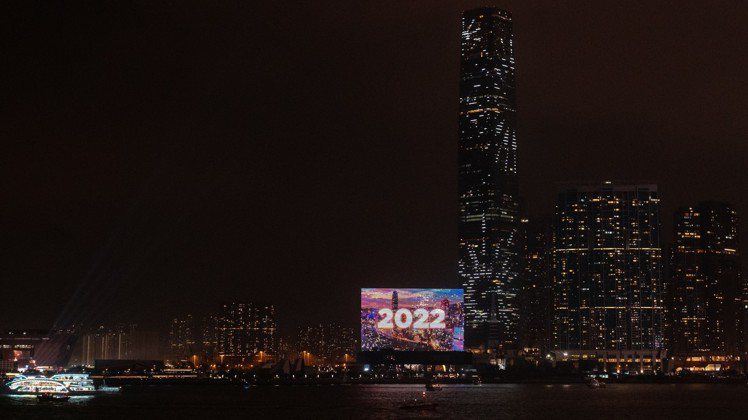 4 M+幕牆化身倒數時鐘，在踏入元旦一刻顯示「2022」字樣。圖／香港旅遊局提供